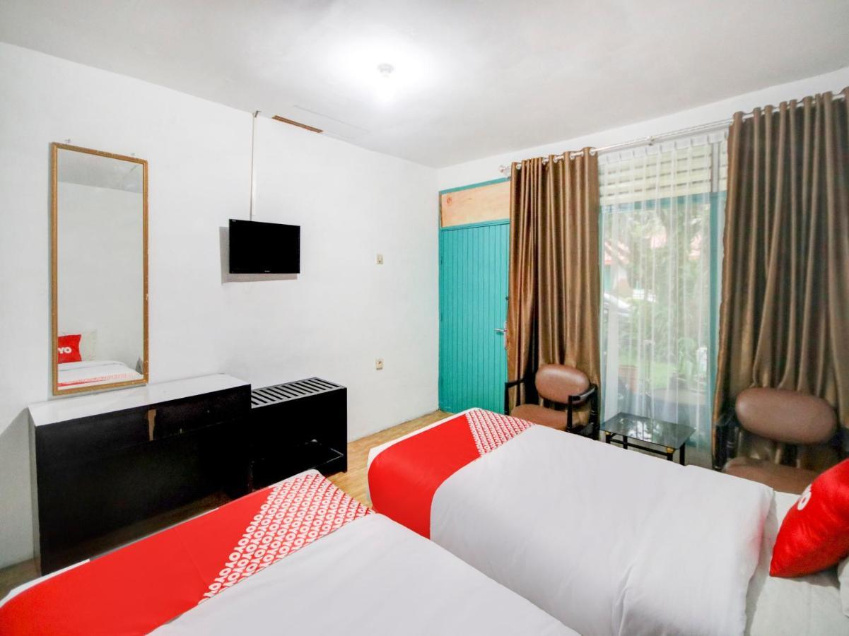 Oyo 2322 Dien Karona Hotel Berastagi Exterior foto